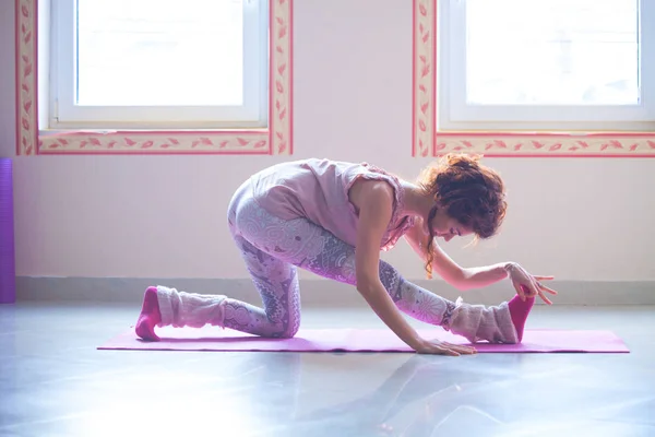 Jeune femme pratique le yoga intérieur — Photo