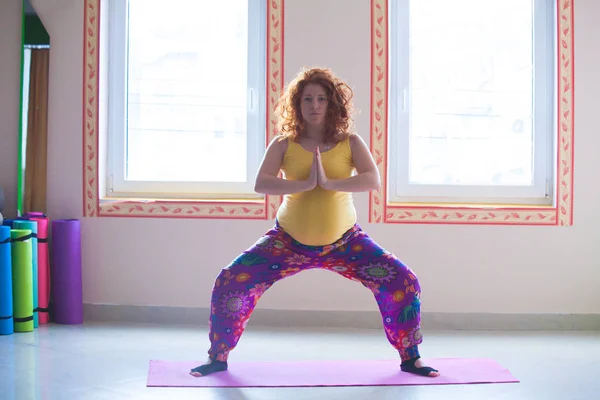 Rood hoofd zwangere jonge vrouw praktijk yoga binnen — Stockfoto