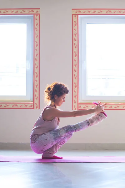 Junge Frau praktiziert Yoga im Innenraum Ganzkörper erschossen — Stockfoto