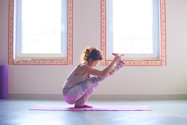 Junge Frau praktiziert Yoga im Innenraum Ganzkörper erschossen — Stockfoto