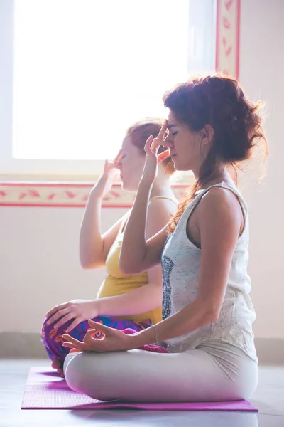 Gros plan de couple de femmes en cours de yoga exercices respiration tec — Photo