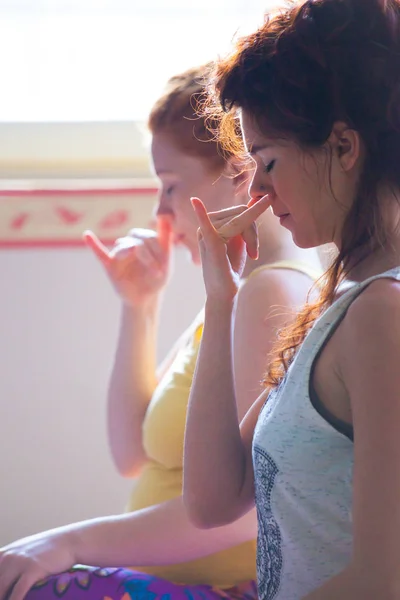 两个妇女的特写瑜伽课练习呼吸 tec — 图库照片