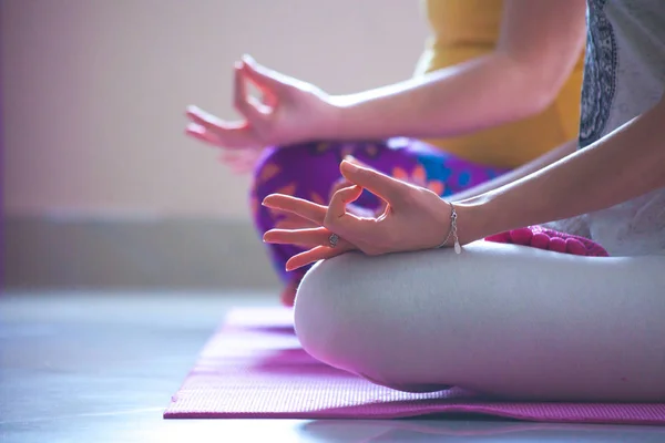 Gros plan de femmes mains dans le geste mudra pratique yoga intérieur — Photo