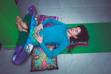 Yoga bacaklar duvar pozuyla rahatlatıcı genç kadın 