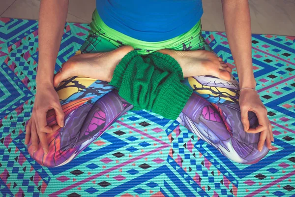 Жіночі ноги в барвистих легінсах в позі лотоса зверху в — стокове фото