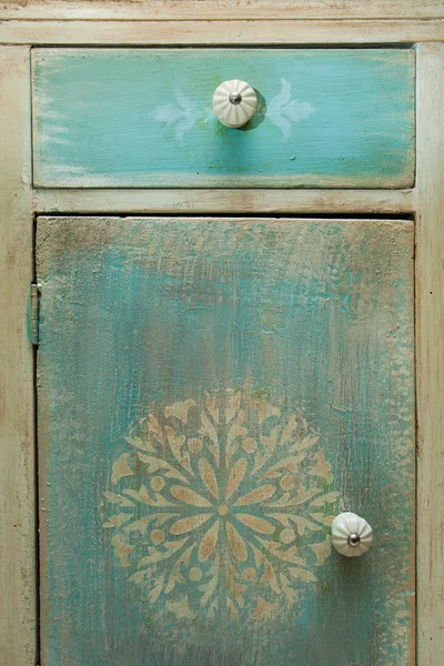 Cômoda de madeira pintado e decorado diy — Fotografia de Stock