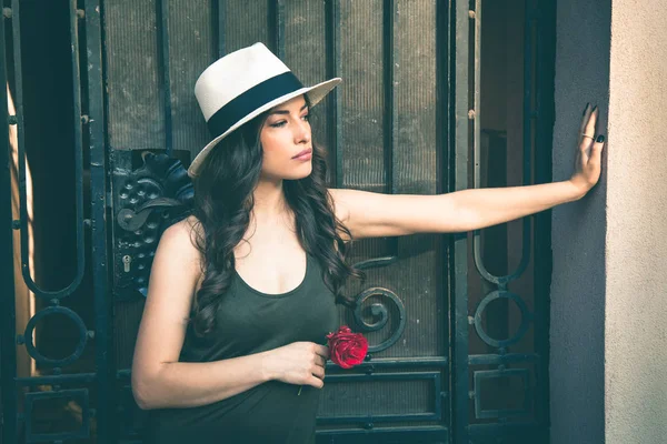 Beautiful young latino woman with panama hat portrait and rose i — Stock Photo, Image