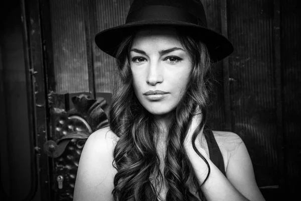 Bella ragazza con cappello ritratto in città in bianco e nero — Foto Stock
