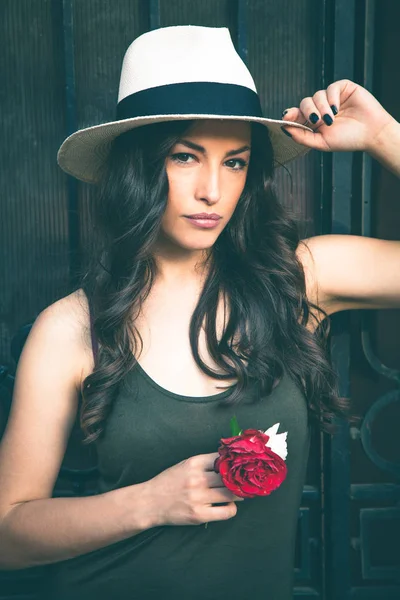 Hermosa joven latina con retrato de sombrero de panama al aire libre —  Fotos de Stock