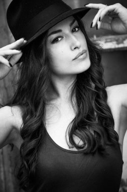 güzel genç Latin kadın portre şapkalı yaz gün