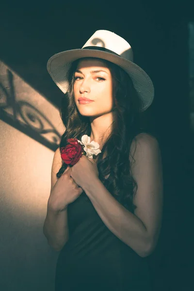 Красива молода латиноамериканка з портретом панамського капелюха — стокове фото