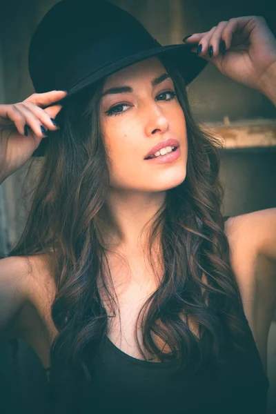 Hermoso retrato de mujer joven con sombrero día de verano en la ciudad —  Fotos de Stock