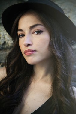 şapka yaz günü şehirde olan güzel kadın portresi 