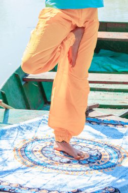  Yoga yapan kadın dışarıda duruyor.