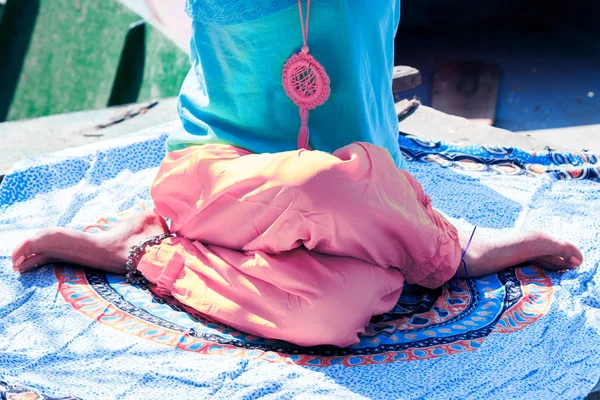 Wanita muda berlatih yoga di luar oleh danau gaya hidup sehat — Stok Foto