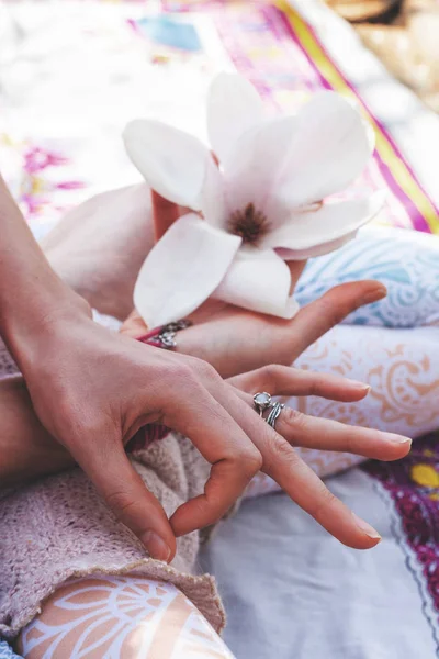 Primer plano de la mano de la mujer en el gesto de yoga mudra sentarse en postura de loto —  Fotos de Stock