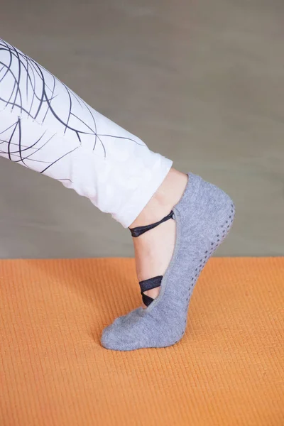 Plan rapproché de la femme pied sur tapis de yoga intérieur actif conce sain — Photo