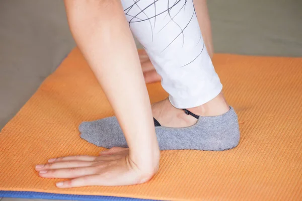 Woman hands and feet on yoga mat close shot indoor — Stock Photo, Image