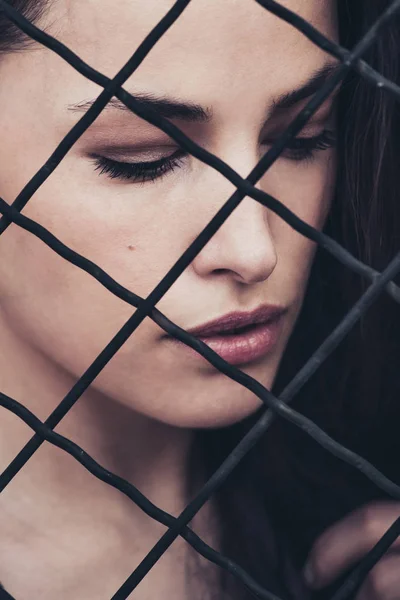 Girl portrait behind fence city shot day — Stock Photo, Image