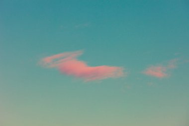 Gökyüzü arka planında küçük pembe bulut 