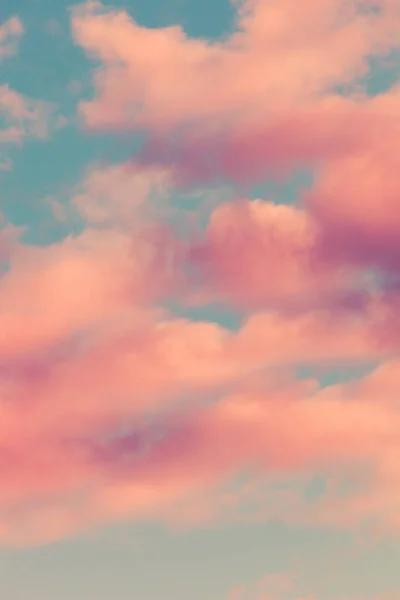 Sky with pink clouds background image — Stock Photo, Image