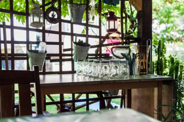 Mason kavanozu. Arka bahçedeki yaz partisi için bardaklar hazır. 