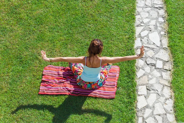 Mulher adulta praticar ioga ao ar livre em seu quintal na grama summe — Fotografia de Stock