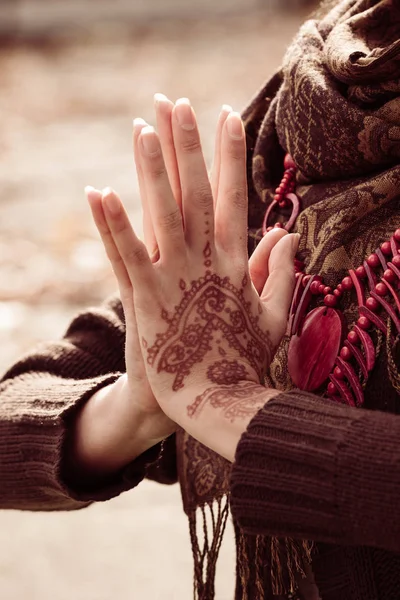 Mulheres mãos em ioga namaste mudra gesto com henna afogando o — Fotografia de Stock