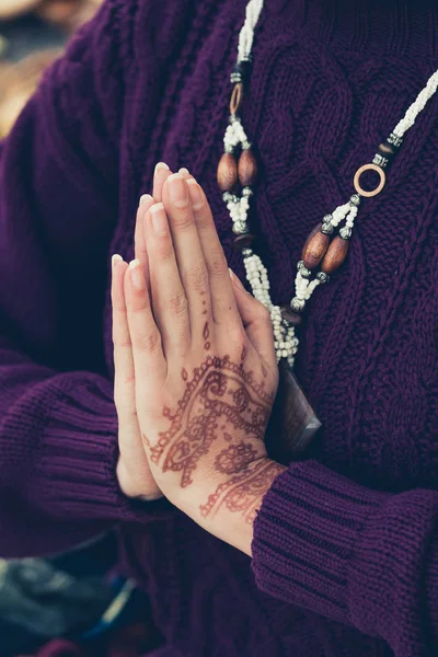 Woman hands in namaste mudra gesture  with henna drowing on hand — ストック写真