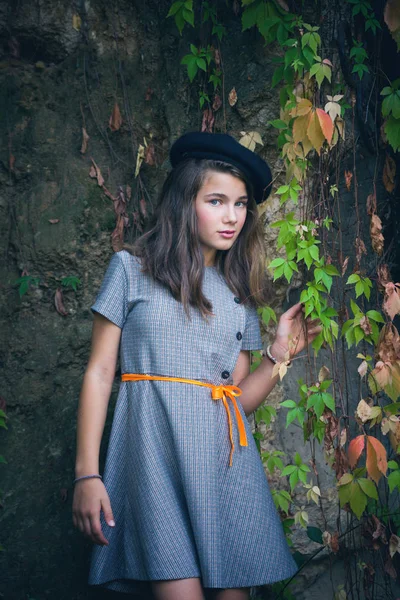 Roztomilý dospívající dívka v šaty a černý baret retro styl vzhled venkovní — Stock fotografie