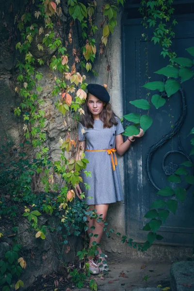 Schattig tiener meisje in jurk en zwart baret retro stijl look outdoor — Stockfoto