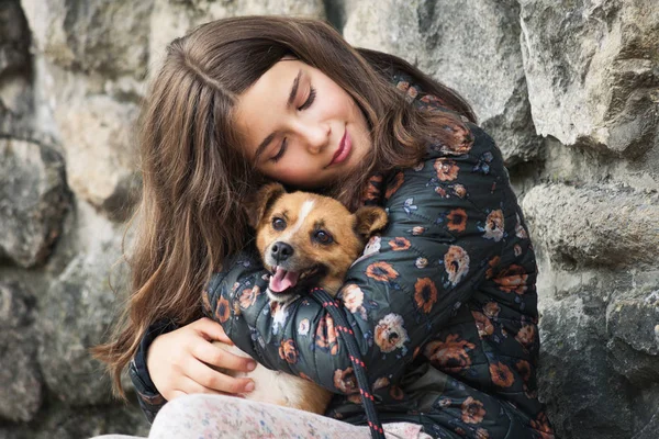 Linda menina adolescente abraçando seu novo animal de estimação adotivo amigo cão de — Fotografia de Stock