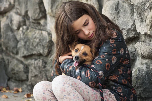 Linda menina adolescente abraçando seu novo animal de estimação adotivo amigo cão de — Fotografia de Stock