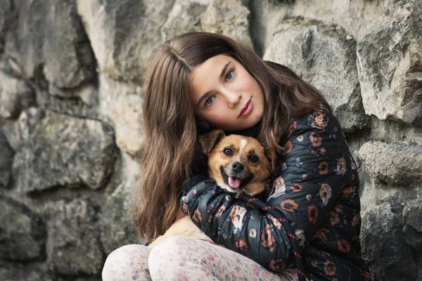 美しいですティーン女の子抱擁彼女の新しいペット友人犬から救助s — ストック写真