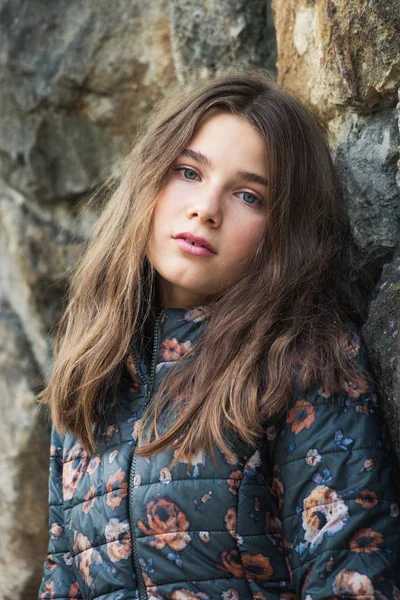 Schöne blaue Augen Teenie-Mädchen 13 Jahre Outdoor-Porträt in winte — Stockfoto
