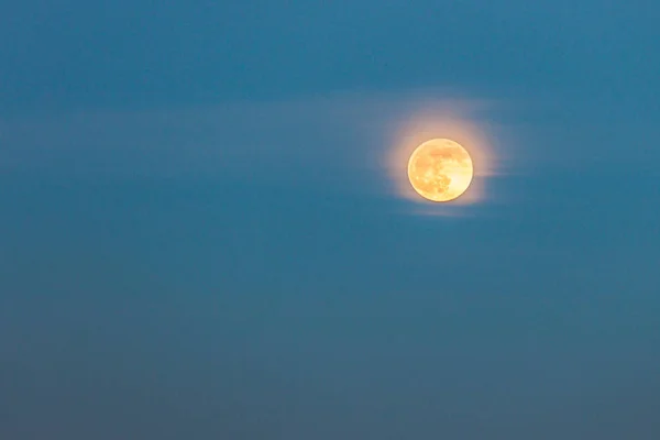 Повний місяць в сутінках і маленька хмара на фоні природи — стокове фото