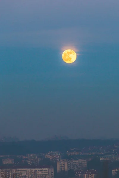 ベオグラードの汚染された都市の上の夕暮れ時に満月 — ストック写真