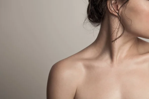 Primer plano de la mujer cuello cara y hombro belleza natural de la piel con —  Fotos de Stock