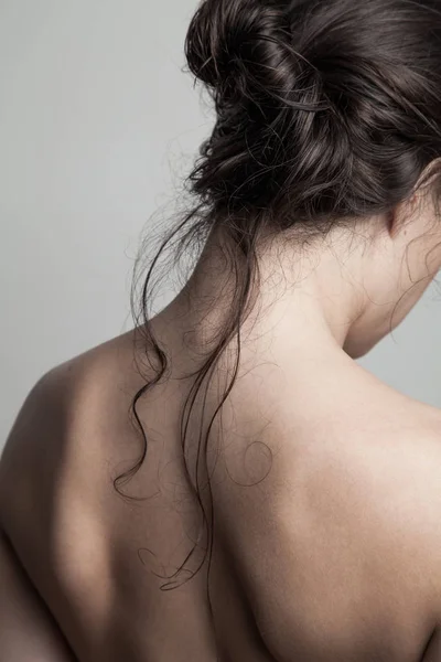 Widok z tyłu kobieta z powrotem mokre włosy w bułce naturalne piękno conc — Zdjęcie stockowe