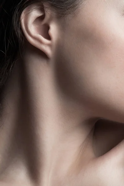 Parte de la mujer joven cuello y cara primer plano belleza natural cuidado co — Foto de Stock