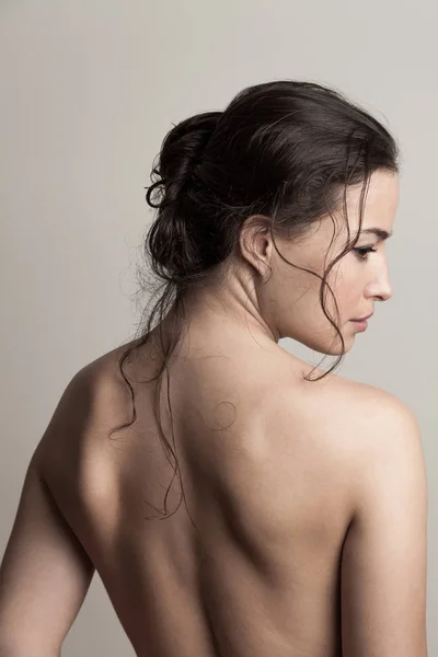 Concepto de belleza natural mujer joven con el pelo mojado en el perfil del moño —  Fotos de Stock