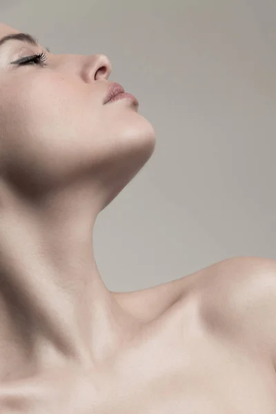 Concepto de belleza natural mujer joven perfil cara y cuello studi —  Fotos de Stock