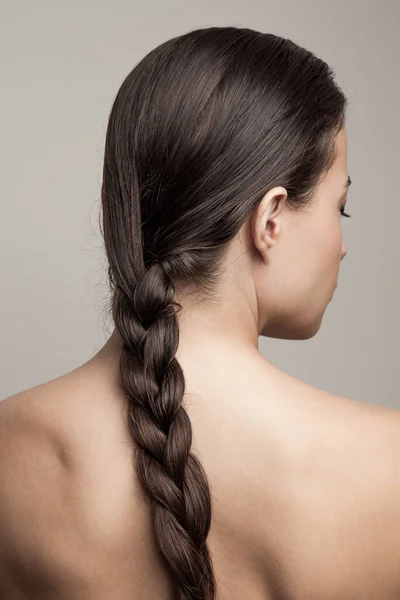 Concepto de belleza del cabello mujer joven con el pelo mojado en trenza studi — Foto de Stock