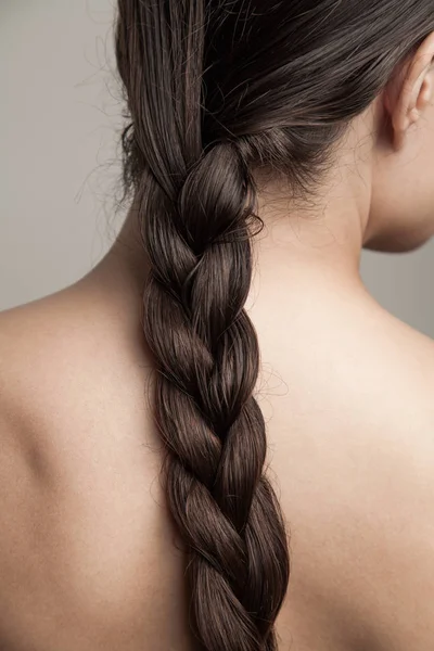 Gros plan de jeune femme cheveux mouillés en tresse studio tourné arrière vi — Photo