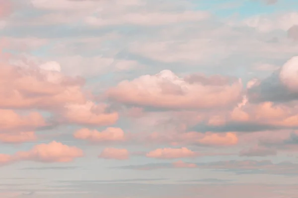 Gökyüzünde Açık Renkli Güzel Yumuşak Bulutlar Oluşur — Stok fotoğraf