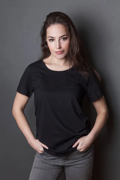 若い魅力的な女性の黒Tシャツスタジオショット モックアップ — ストック写真