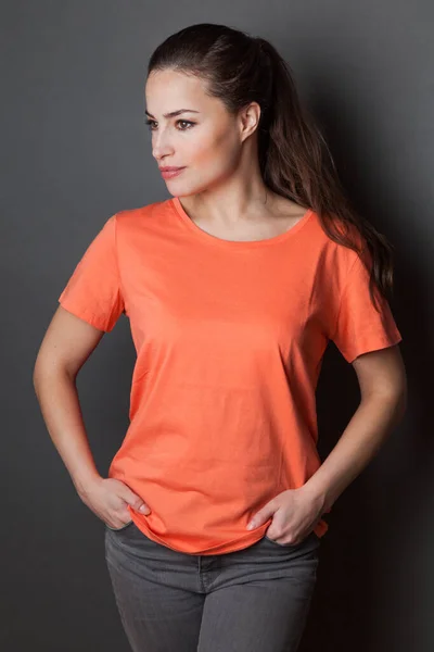 Νεαρή Ελκυστική Γυναίκα Πορτοκαλί Shirt Στούντιο Πυροβόλησε Γκρι Φόντο Μπλούζα — Φωτογραφία Αρχείου