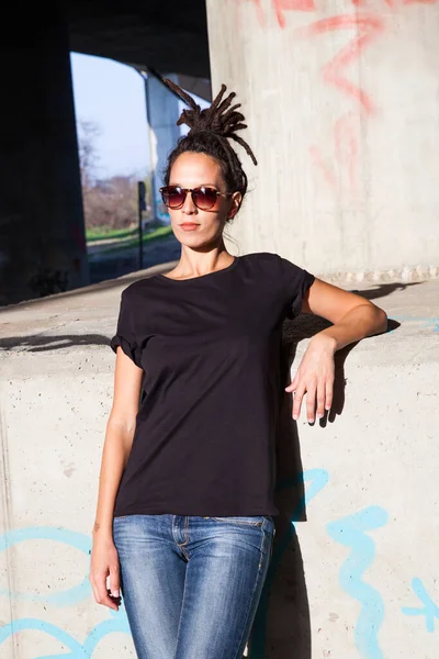 Młoda Kobieta Czarnej Koszuli Dżinsy Dredami Fryzury Okulary Odkryty Mieście — Zdjęcie stockowe