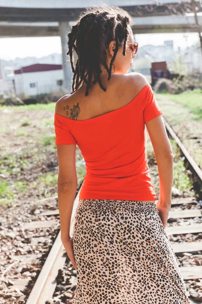 Jonge Vrouw Terug Schot Oranje Shirt Lange Rok Met Dreadlocks — Stockfoto
