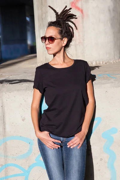 Jeune Femme Shirt Noir Jeans Avec Dreadlocks Lunettes Soleil Coiffure — Photo